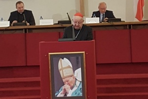 kardynał dziwisz w siedzibie episkopatu polski